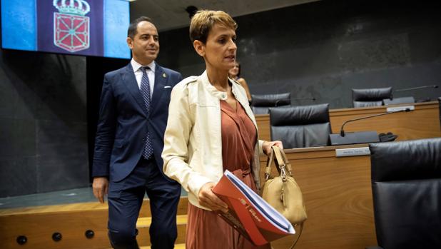 La secretaria general del PSN-PSOE, María Civite, acompañada de Ramón Alzórriz, a su llegada este jueves al Parlamento de Navarra en el primer acto de su investidura como presidenta del Gobierno Foral