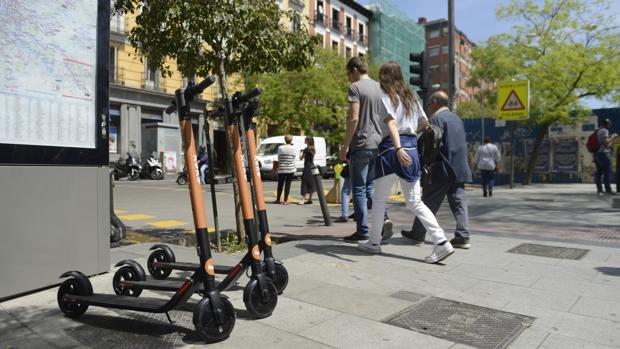 Patinetes eléctricos estacionados en la calle