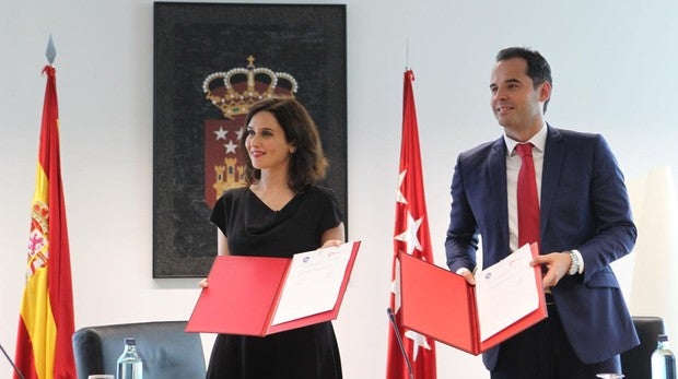 Ayuso y Aguado, el 8 de julio, en la firma del pacto PP-Cs