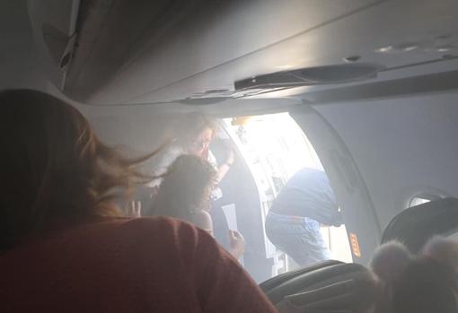 Momento de la evacuación del avión