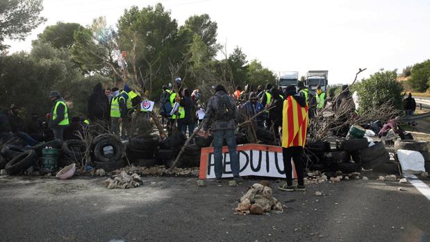 El corte de tráfico organizado por los Comités de Defensa de la República (CDR) en la AP-7 a su paso por L'Ampolla, Tarragona