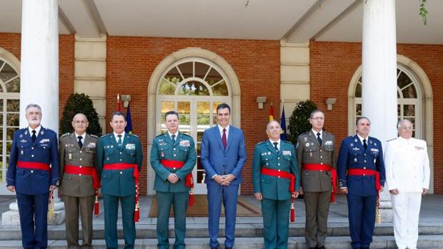 Pedro Sánchez junto con el director adjunto de la PolicÃa Nacional y la Guardia Civil, Lauretino Ceña, y el teniente general de la Guardia Civil Fernando Santaf