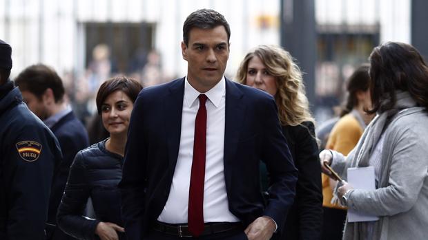 Pedro Sánchez, en el Congreso en marzo de 2016 a su llegada a la sesión de investidura