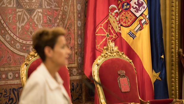 Chivite, difuminada, con la bandera de España detrás