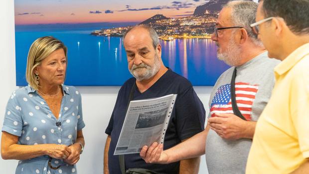 La concejala del distrito Oliver, con representantes vecinales, durante la reunión en la que han analizado la inseguridad que afecta a esta zona de la ciudad
