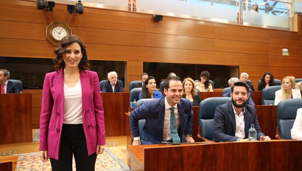 Isabel Díaz Ayuso pasa junto a Ignacio Aguado en la Asamblea de Madrid