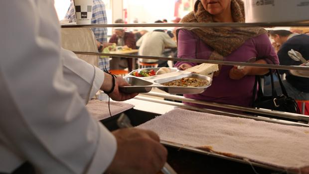 Servicio de mediodía en un comedor social en una imagen de archivo
