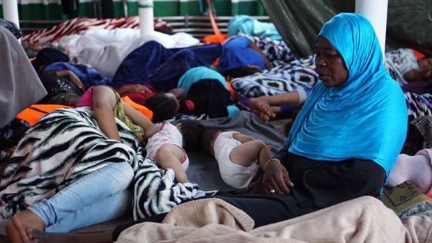 La falta de espacio en el barco es más patente cuando las personas rescatadas se tumban, especialmente por la noche a la hora de dormir
