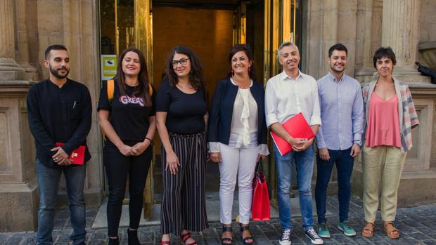 La candidata a la Presidencia del Gobierno riojano Concha Andreu (4dcha.) y la diputada de Podemos Raquel Romero (3izq.), junto a sus respectivos equipos negociadores
