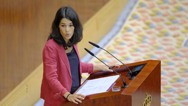 Isa Serra, portavoz de Unidas Podemos, durante su réplica a Ayuso en la Asamblea