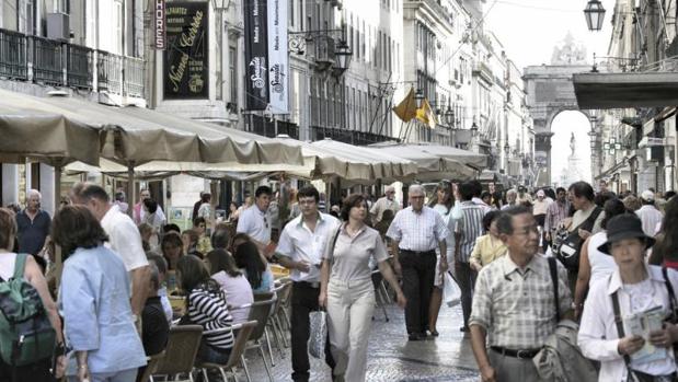Turistas en una calle transitada de Lisboa