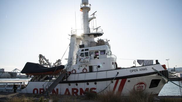 Imagen de archivo de un barco de «Open Arms» en el puerto de Barcelona