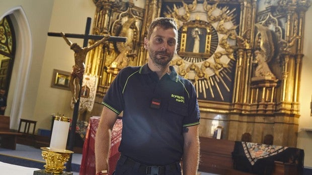 Felipe García, el bombero que bajará hoy el cuadro en las fiestas de La Paloma