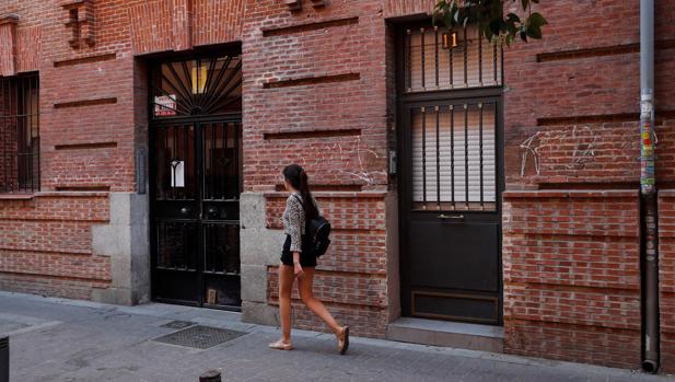 Fachada de la vivienda donde esta madrugada ha sido hallado el cadáver de una mujer con signos de violencia en Madrid