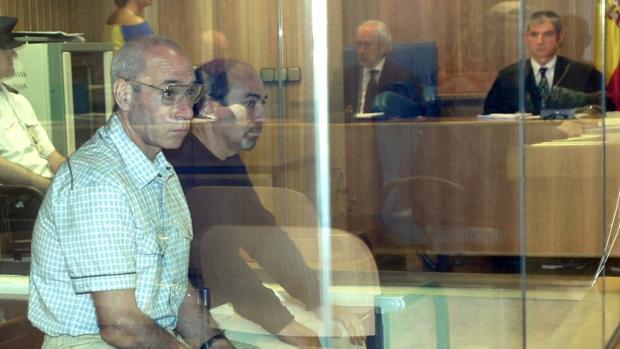 Caride, a la izquierda, junto al histórico Santi Potros durante el juicio por el atentado de Hipercor