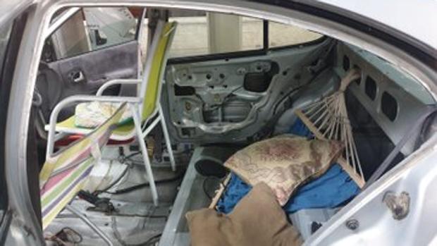 Interior del vehículo, que también llevaba una hamaca en lugar de asientos traseros