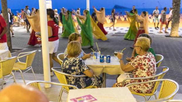 Turistas en el paseo de la Playa de Levante, a medianoche a principios de agosto
