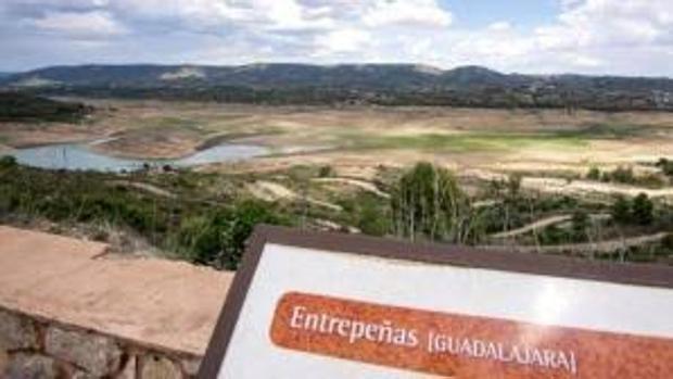 Cartel del embalse de Entrepeñas con el pantano al fondo