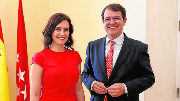 Alfonso Fernández Mañueco, este lunes en Madrid con la nueva presidenta de la Comunidad, Isabel Díaz Ayuso