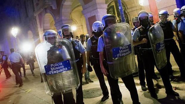 Imagen de archivo de los antidisturbios de los Mossos d'Esquadra en una operación nocturna