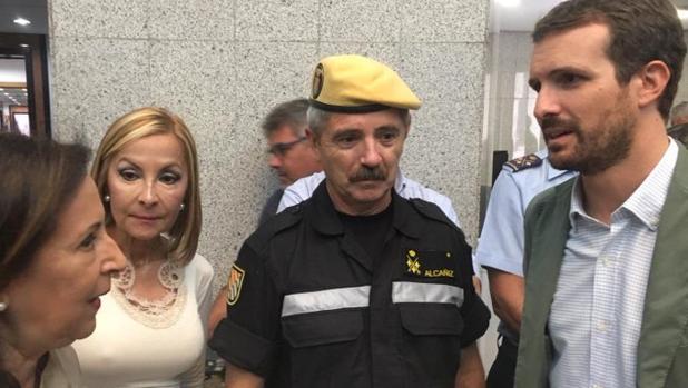 Robles y Casado ante el teniente general Miguel Alcañiz, jefe de la UME