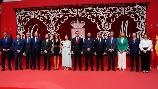 Díaz Ayuso (en el centro, con vestido claro), junto a su equipo de Gobierno