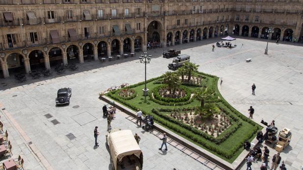 La Plaza Mayor de Salamanca, en el rodaje de «Mientras dure la guerra»