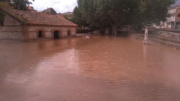 Exterior del lavadero de Tórtola de Henares, anegado por la tormenta