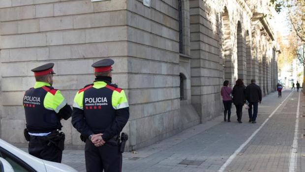 Dos agentes de los Mossos d'Esquadra en una imagen de archivo