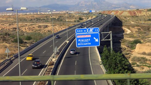 Vehículos circulando por la autovía de circunvalación de Alicante