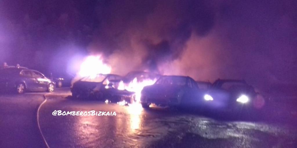 Un incendio calcina 21 vehículos y provoca daños en otros ocho en una empresa de alquiler en Zamudio