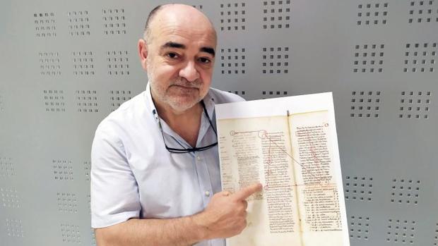 El catedrático Gabriel Songel muestra el manuscrito con la referencia