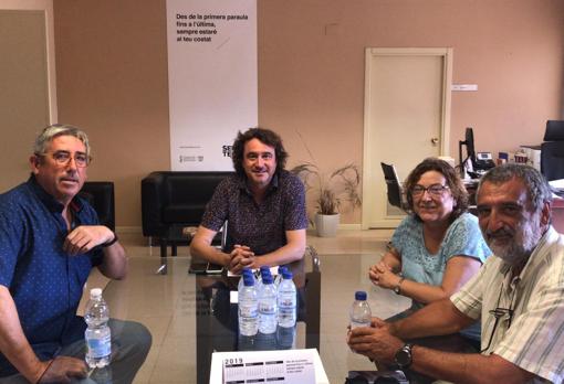 eL El director general de Política Lingúística, Rubén Trenzano, reunido con los representantes de Escola Valenciana, en una imagen difundida en su web