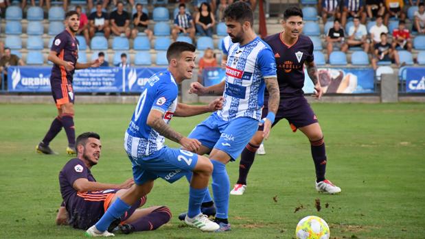 Una de las jugadas entre el Talavera y el Marbella