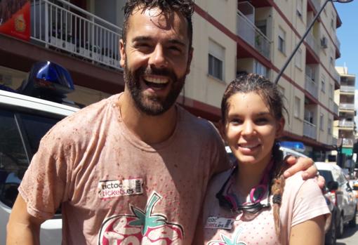 Imagen de Pablo y Samantha, una pareja sevillana en la Tomatina de Buñol