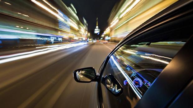 Un coche a gran velocidad