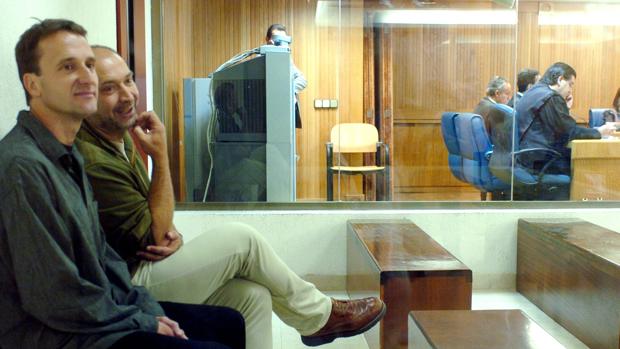 Los etarras Juan Luis Aguirre Lete (i) y Julián Achurra Egurola "Pototo", sentados en el banquillo de la Audiencia Nacional