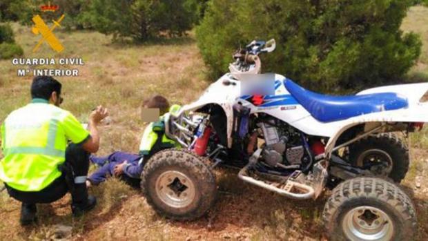 Imagen de archivo de un conductor de quad con un agente