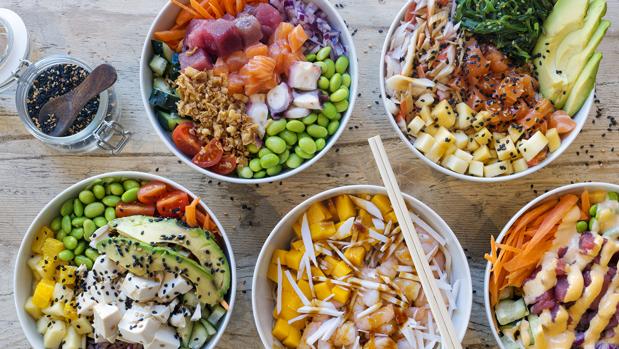 Varias modalidades de poke bowls