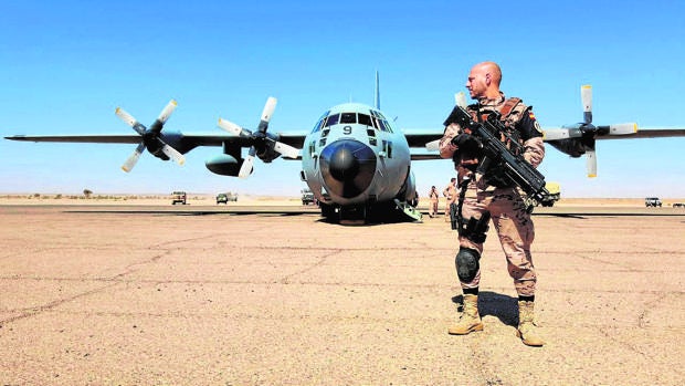Un militar vigila el perímetro donde acaba de aterrizar un avión C-130