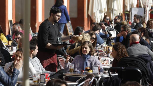 Imagen de archivo de un camarero en la terraza de un bar