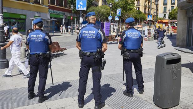 Patrullaje a pie en la plaza de Lavapiés