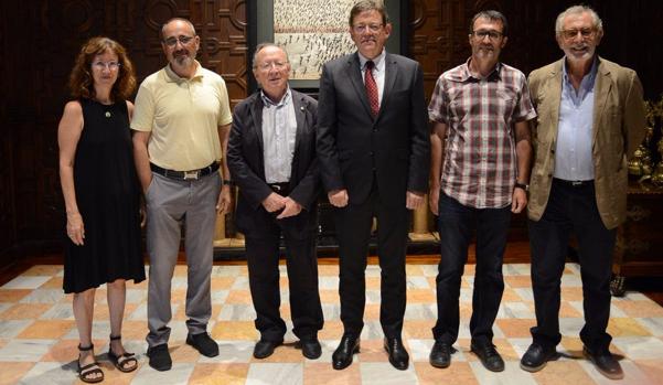 Imagen de la junta directiva de ACPV junto al presidente valenciano, Ximo Puig, en el Palau de la Generalitat