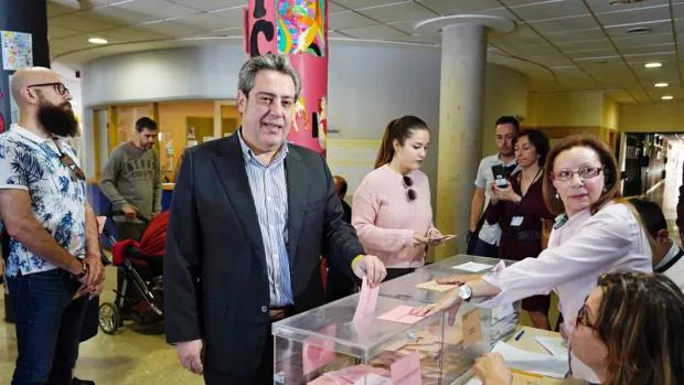 El ya expresidente del Vox en la provincia de Valencia, José María Llanos, votando en las elecciones en abril