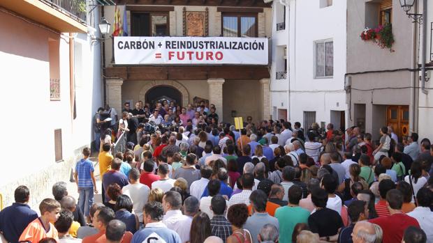 Imagen de archivo de una manifestación en Ariño (Teruel) para reclamar la reindustrialización tras el cierre de las minas de carbón