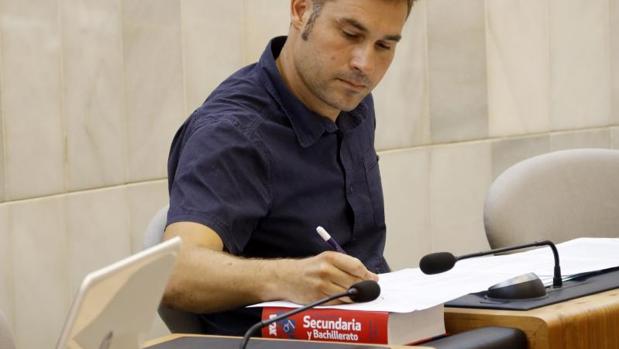 El portavoz de Compromís en la Diputación de Alicante, Gerard Fullana, con el diccionario de la marca VOX
