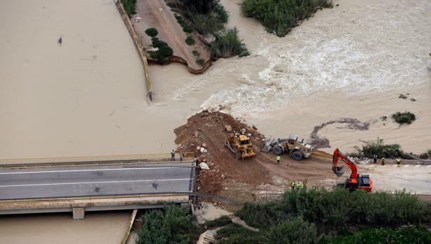 Imagen aérea de la ciudad de Almoradí (Alicante) con la rotura del dique del río Segura