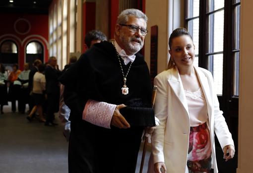 El rector zaragozano, José Antonio Mayoral, y la consejera de Educación del Gobierno aragonés, Maru Díaz, de Podemos