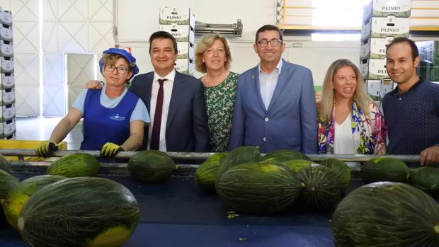 El consejero de Agricultura, Francisco Martínez Arroyo, en la cooperativa Santiago Apóstol de Tomelloso