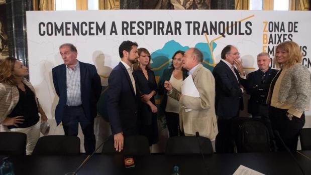 Colau, el conseller Damià Calvet y otros líderes municipales, esta mañana en el Ayuntamiento